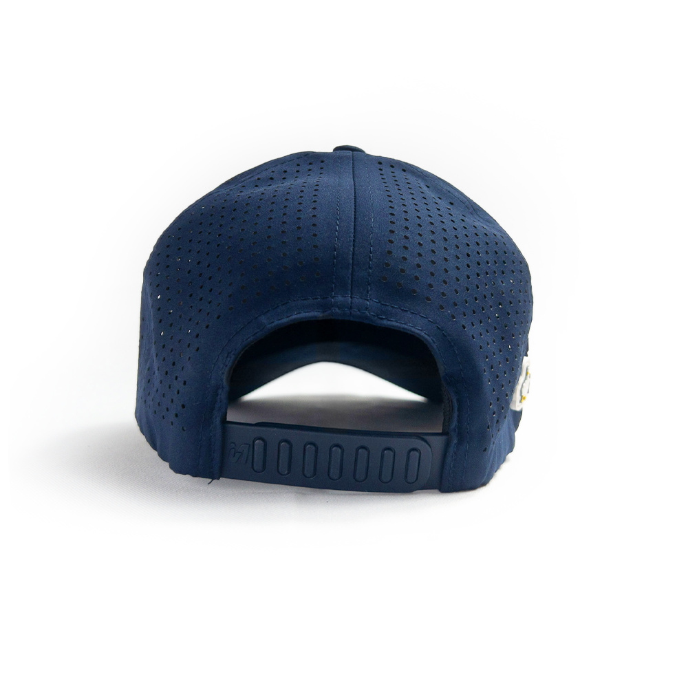 Gorra azul Duck U vista trasera con panel perforado y cierre snapback ajustable.