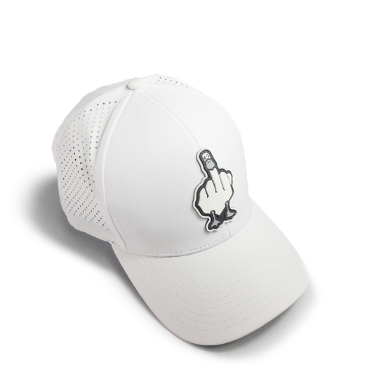 Gorra blanca Duck U con parche frontal de pato en logo gris y diseño deportivo perforado.