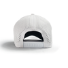 Gorra blanca deportiva Duck U vista trasera con panel perforado y cierre snapback ajustable.