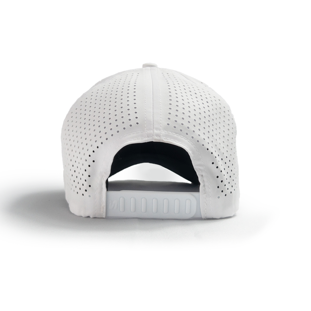 Gorra blanca deportiva Duck U vista trasera con panel perforado y cierre snapback ajustable.