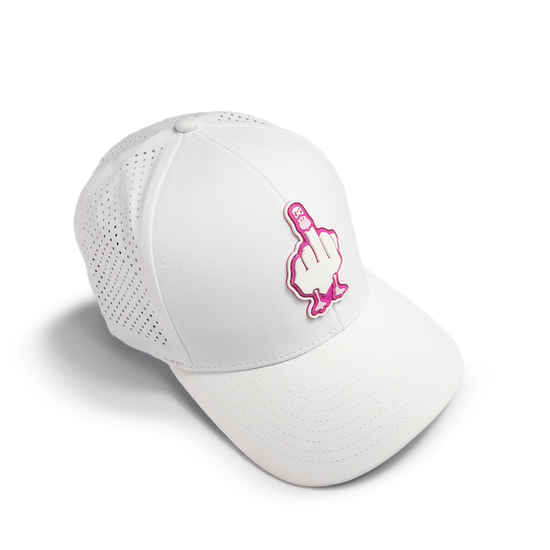 Gorra blanca con parche rosa de pato irreverente, diseño urbano premium para estilo streetwear.