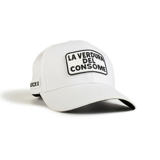 Gorra blanca DUCK U con parche negro “La Verdura del Consomé”, diseño unisex de alta calidad.