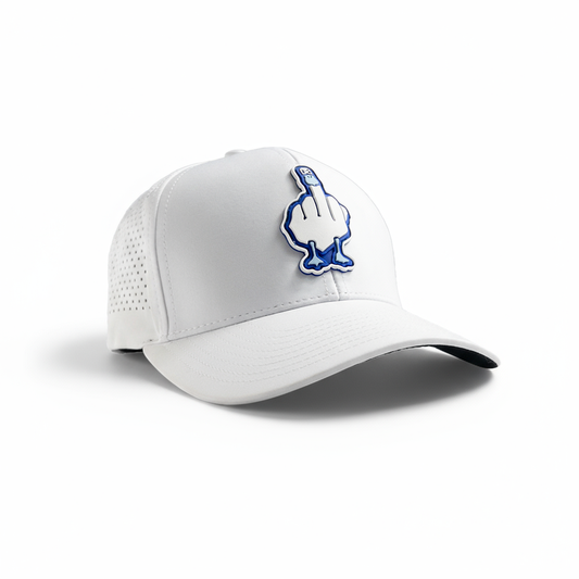 Gorra blanca con logo bordado de pato azul estilo streetwear deportivo