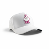 Gorra blanca con parche rosa de pato, diseño original y moderno para outfit streetwear.