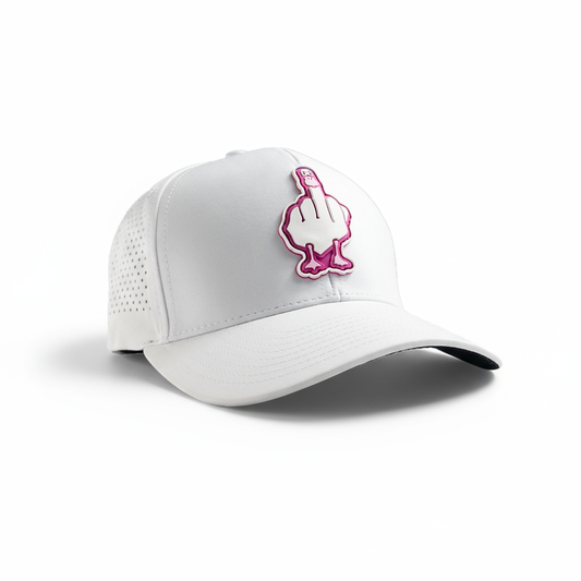 Gorra blanca con parche rosa de pato, diseño original y moderno para outfit streetwear.