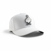 Gorra blanca Duck U con parche frontal de pato en logo gris y diseño deportivo premium.