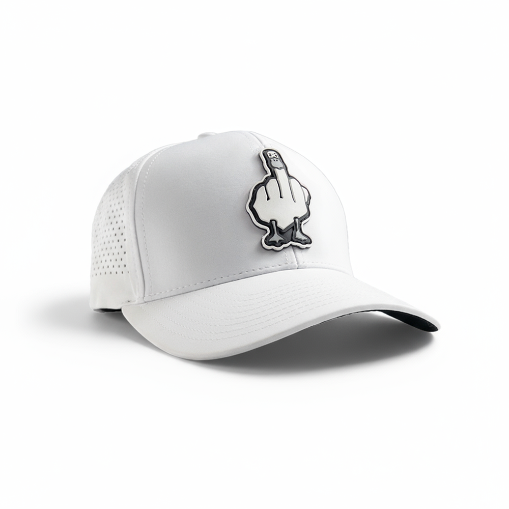 Gorra blanca Duck U con parche frontal de pato en logo gris y diseño deportivo premium.