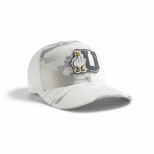 Gorra blanca camuflada sublimada con parte trasera de malla y parche U con pato haciendo gesto ofensivo